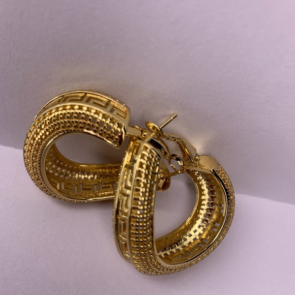 Triangle Shaped Earrings and Pendant Long Lasting Jewelry Set - Picture 10 of 15